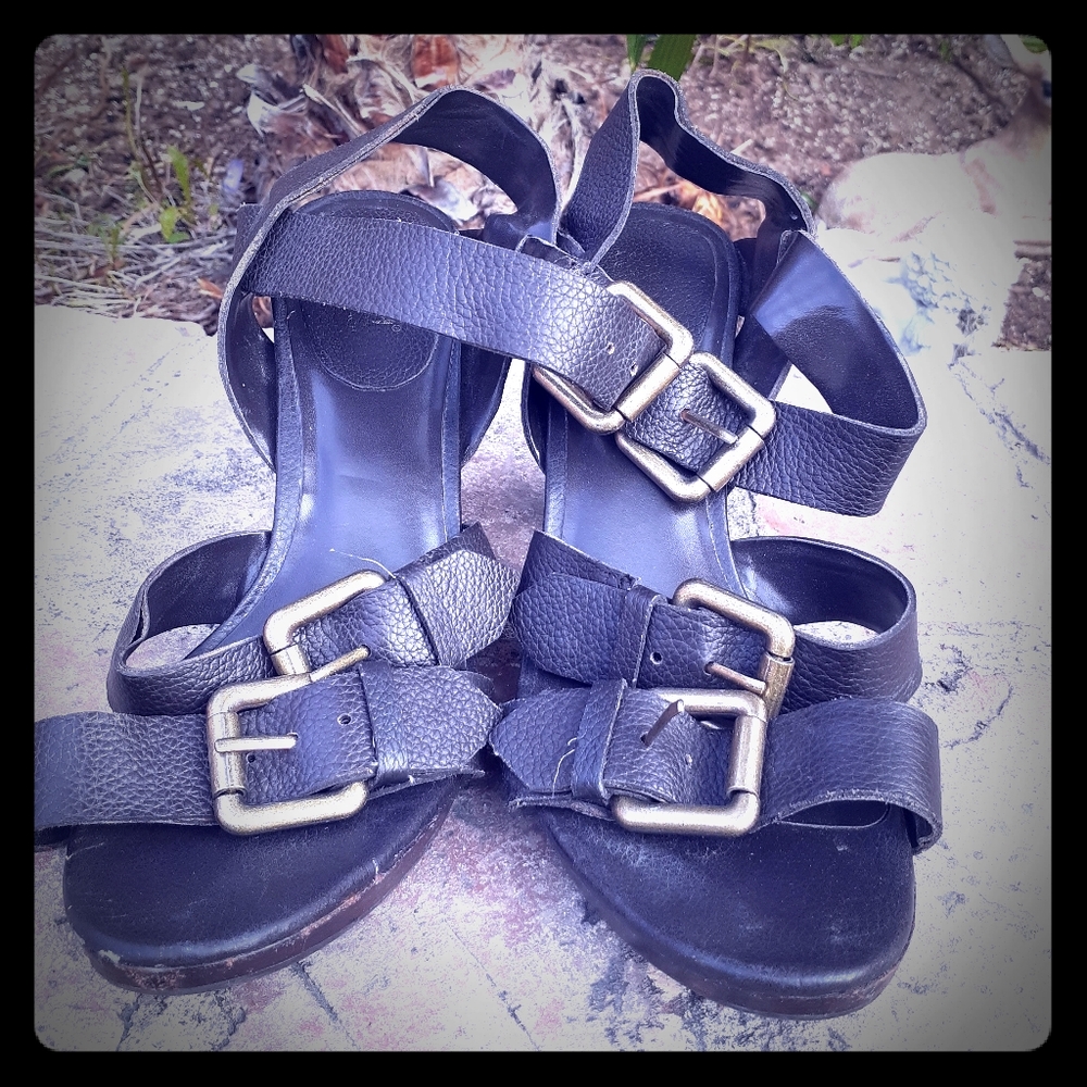Ana. Buckle. Leather
